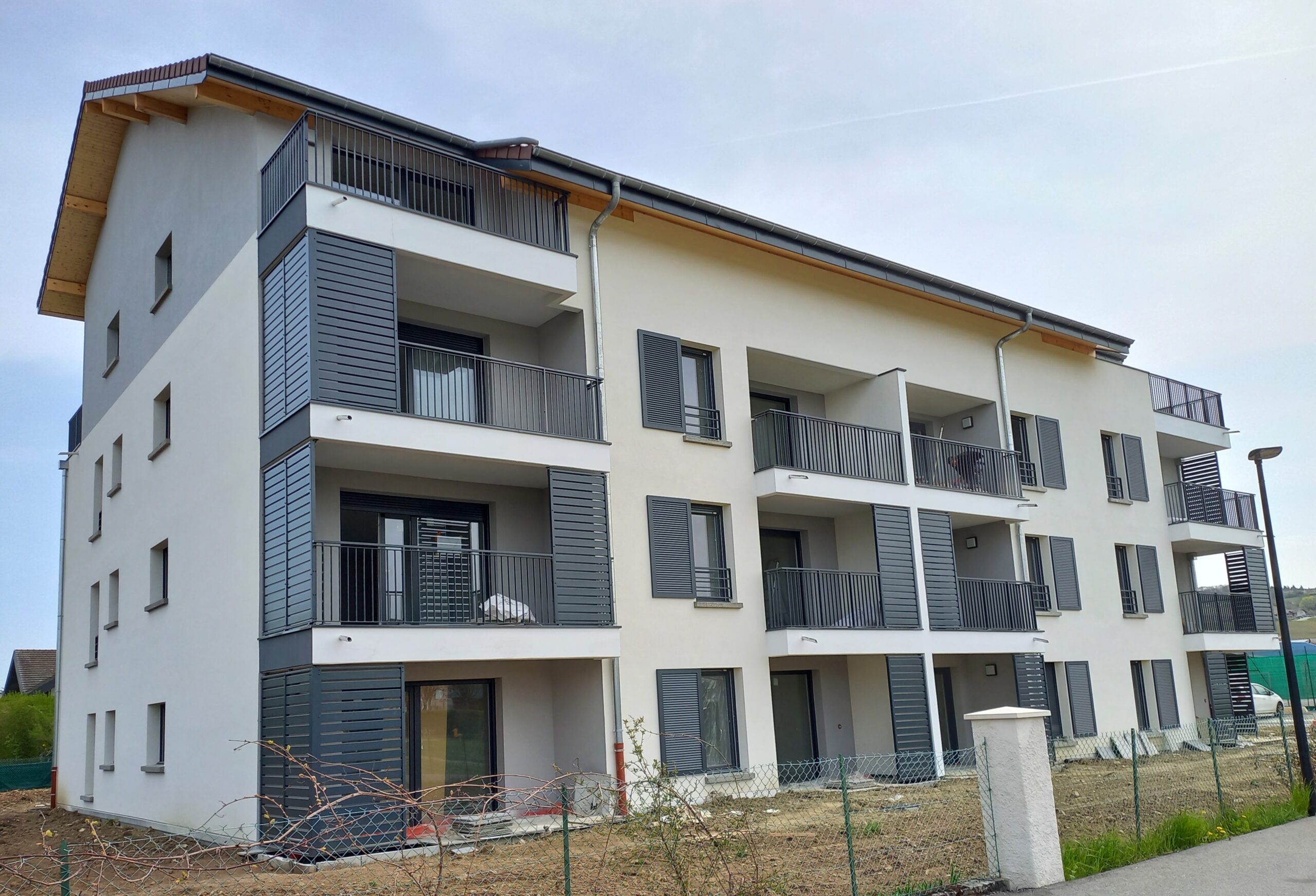 <​?php echo esc_attr( get_the_title() ); ?>