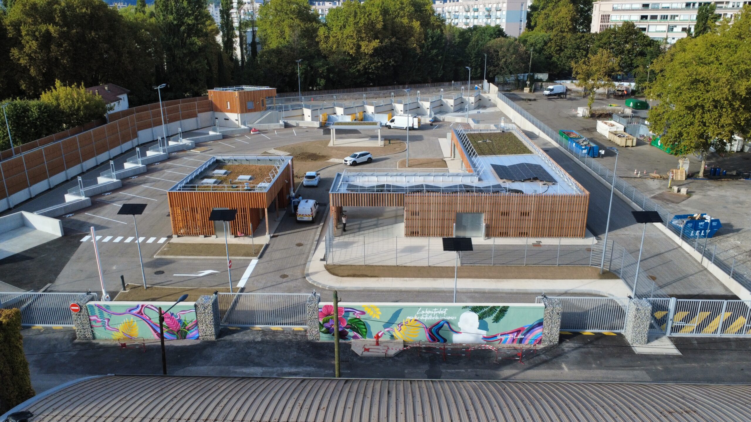 <​?php echo esc_attr( get_the_title() ); ?>