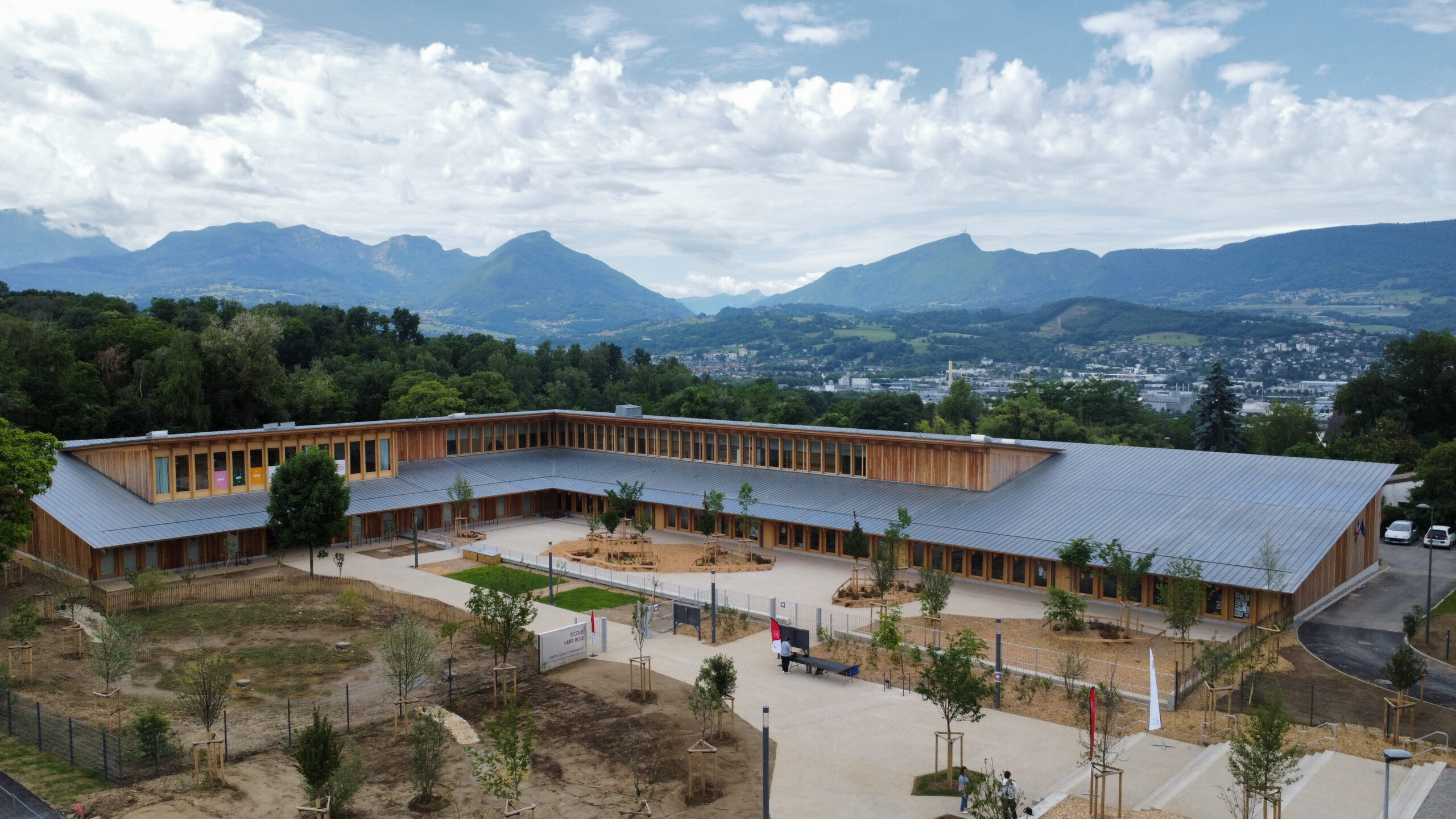 <​?php echo esc_attr( get_the_title() ); ?>