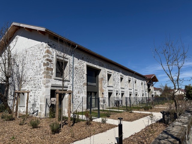 <​?php echo esc_attr( get_the_title() ); ?>